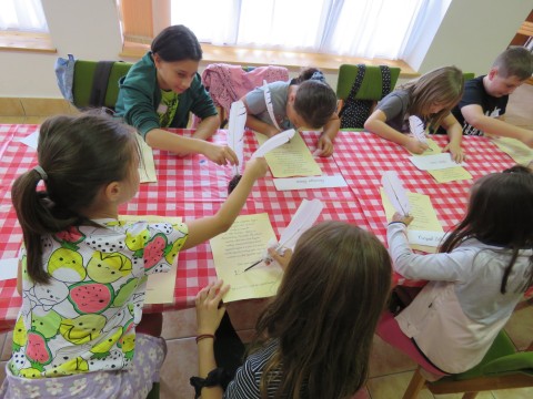 A tábori fogadalom aláírása lúdtollal és tintával