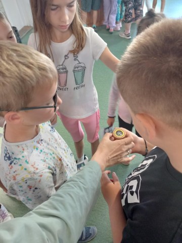 Szerda délelőtt kincskeresésre indultunk a Hamvas Béla Városi Könyvtárból.