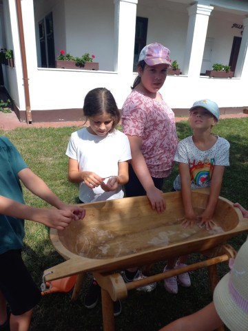 Húztunk vizet a kútból hűsítőnek.