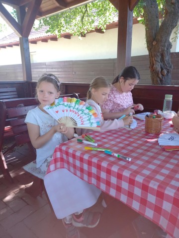 De olyan meleg volt hogy legyezőt is díszítettünk magunknak.