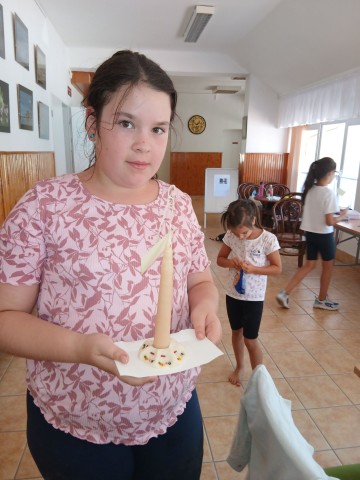 A mártott gyertyához gyertyatartót is készítettünk.