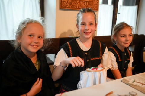 Népviseletbe öltözött kislányok. A fotót Z'imázs Foto készítette.
