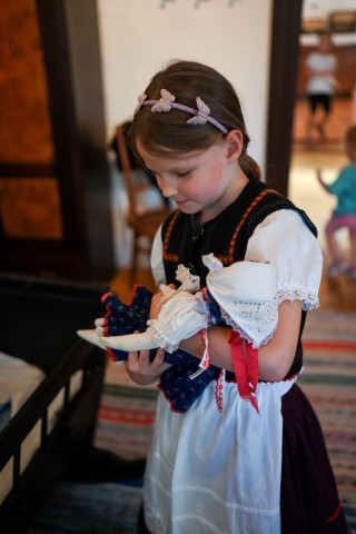 Népviseletbe öltözött kislány. A fotót Z'imázs Foto készítette.