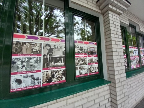 Az ablakra helyezett kiállítás a könyvtár ablakain