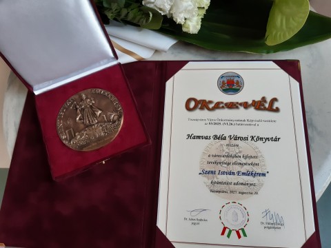 Szent István-emlékérem és az oklevél