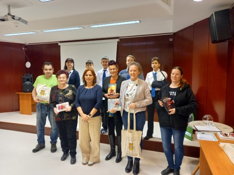 A LegÖKOsabb olvasó és a Játszani KÉK! díjazottjai.