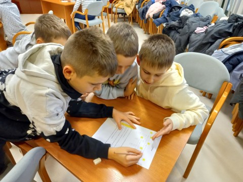 Keresztrejtvényt fejtenek a gyerekek a Veszélyes és értékes! Mindent az e-hulladékokról című játékos, interaktív könyvtári foglalkozáson.