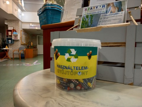 Használtelem-gyűjtőpont a könyvtárban.