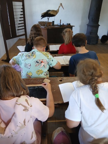 Mindenki szorgosan körmölt