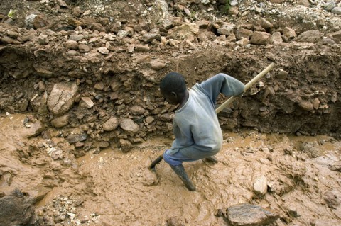 Mugisha, egy 12 éves fiú dolgozik egy kongói tantalit (koltán) bányában - (C) Carlos Villalon / http://villalonsantamaria.com/ project/dr-congo/